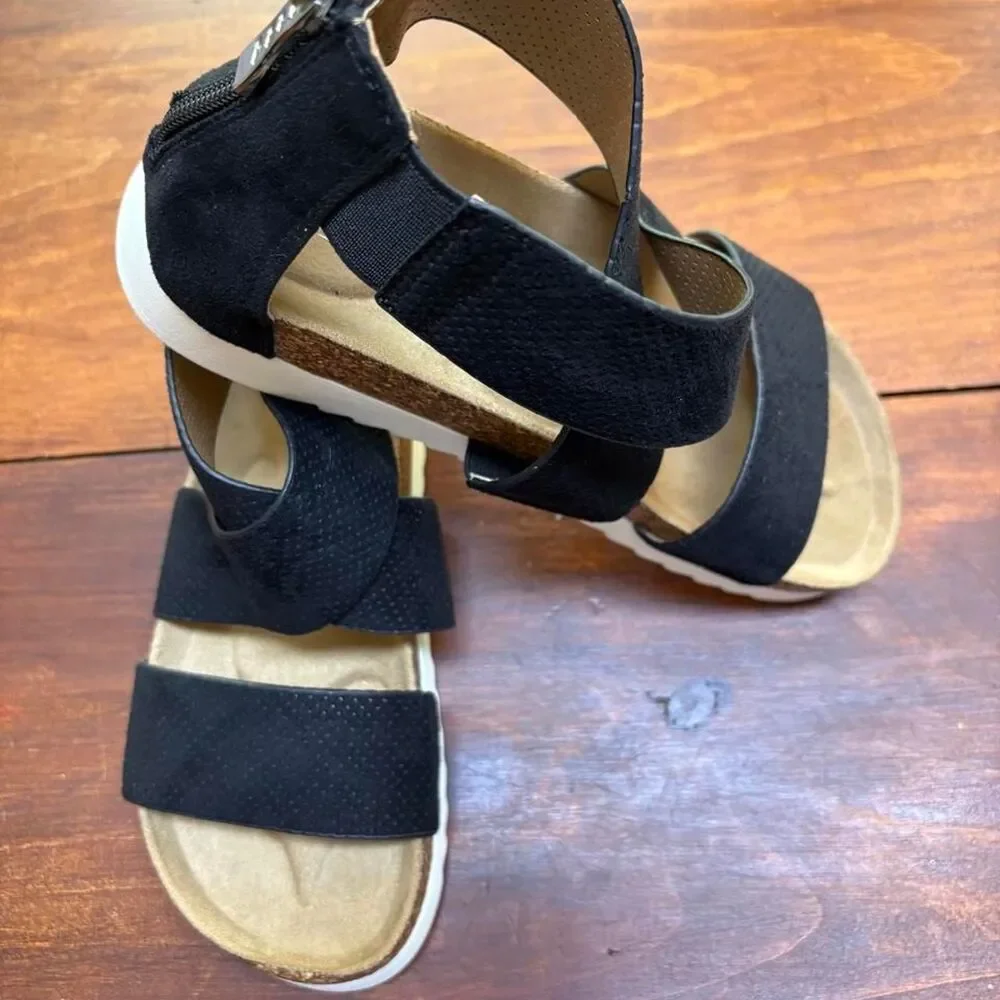 New-directions Women's Black and Tan Sandals